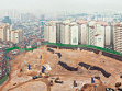 flyingCity, Looking Down #6, Hawangshimli Contruction Site, 2003, digitální tisk. Panoramatické snímky Soulu v oblastech, kde se staré čtvrtě setkávají s novou zástavbou vznikající v rámci programové přestavb