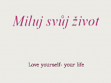 Ve videu Petry Pětileté Miluj svůj život opakují autorčini blízcí fráze z psychologické příručky.