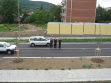 Parada de media hora sobre la línea continua en medio de una carretera en la periferia de Brno, tomada colocada con una cámara colocada en el terraplén sobre la carretera, 2007