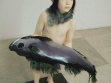 Hyunsoo Kim, Niño con pescado, 2007, resina de poliéster, silicona, cabello humano y óleo, 115x85x150cm Fotografía : William Hollister.