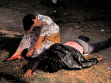 Enrique Metinides, A woman mourns the death of a friend, killed in Chapultepec-Park, while resisting robbers, Mexico City, 1995, majetek Kurimanzutto gallery, Mexico City, foto: Enrique Metinides.